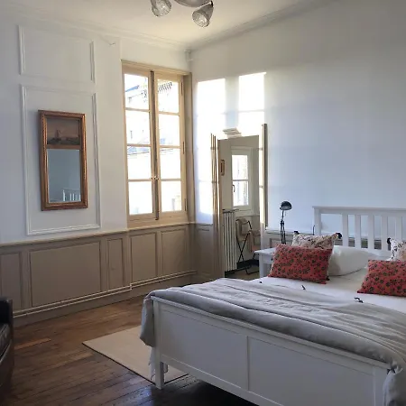 Beautifully Renovated Rooms On Place New York-3